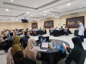 Dekan FIK, Prof. Umi Budi Rahayu, S.Fis., Ftr., M.Kes sedang memberikan sambutannya